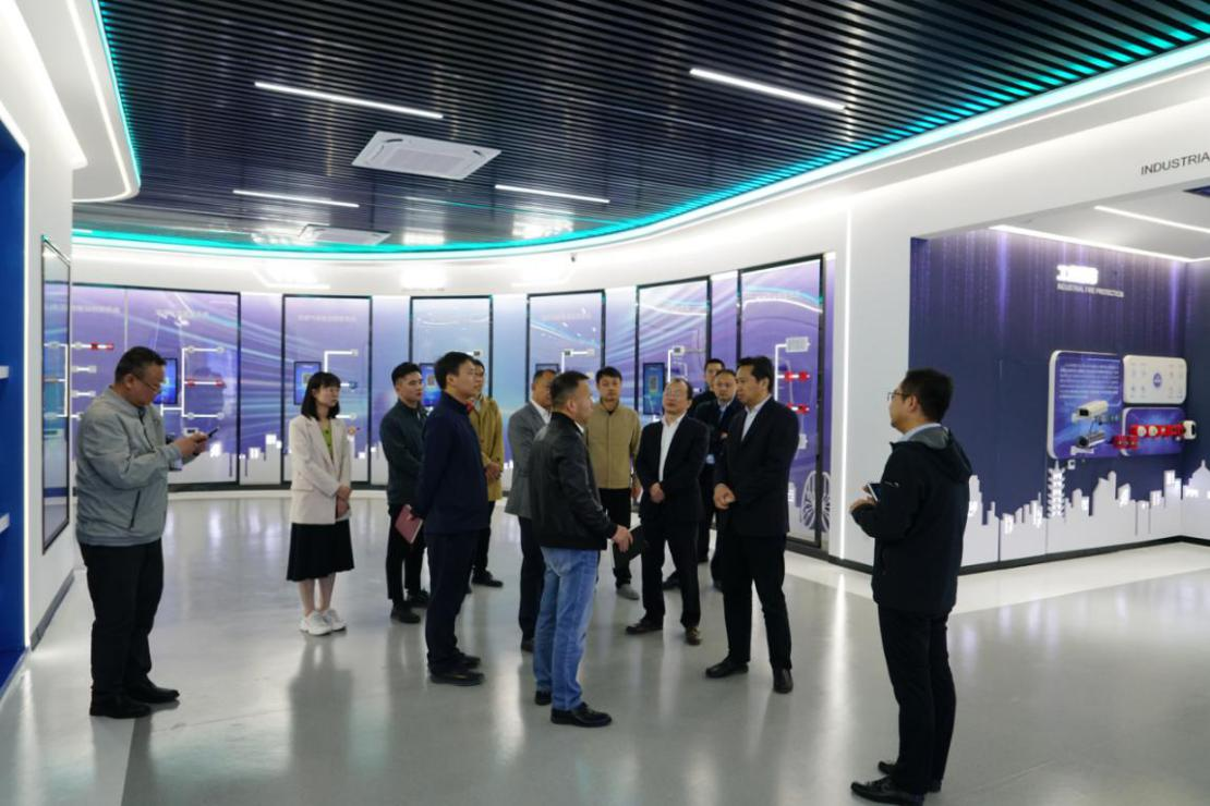 安徽省數據資源管理局黨組成員、副局長(cháng) 王愛(ài)學(xué)一行調研依愛(ài)消防